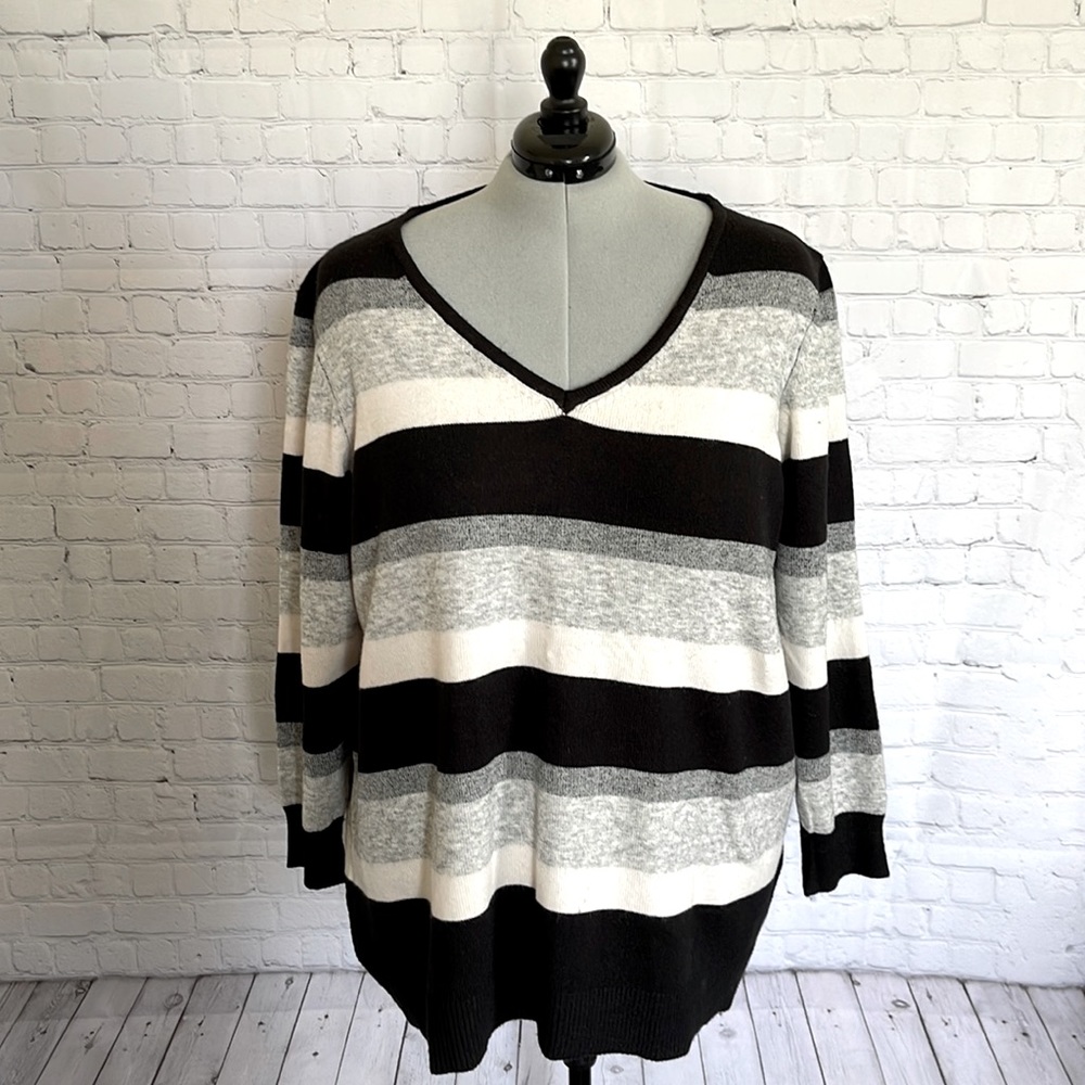 LANE BRYANT  SIZE 26/28 LONG SLEEVE STRIPED V NECK SWEATER